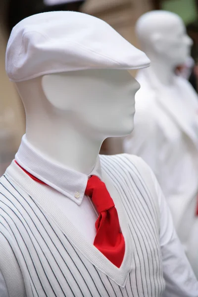 Schaufensterpuppe mit weißer Mütze — Stockfoto