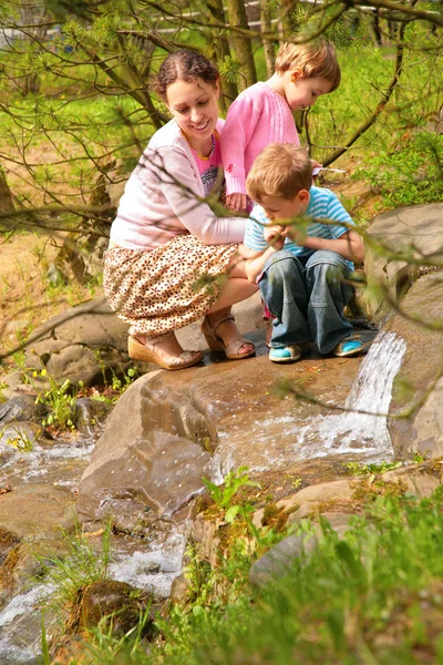 Mère avec enfants regarder sur petite cascade — Photo