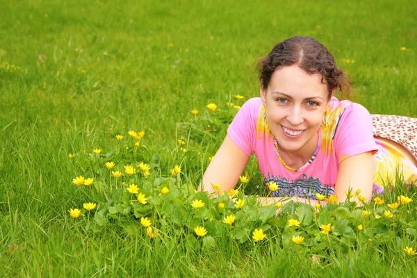Jonge vrouw ligt op gras — Stockfoto