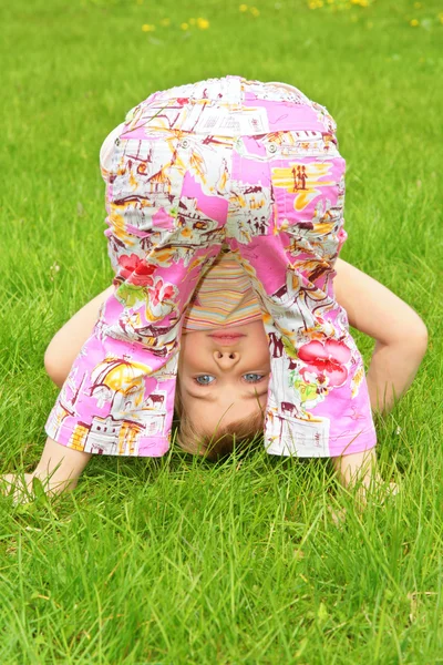 小女孩在草地上做体操 — 图库照片