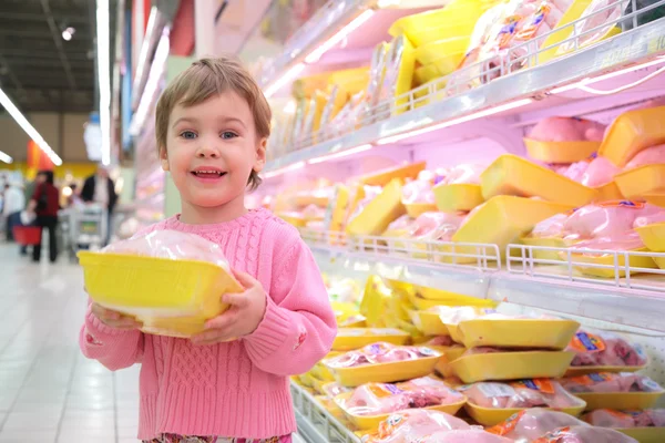 Chica sostiene en manos embalaje con gallina en tienda —  Fotos de Stock