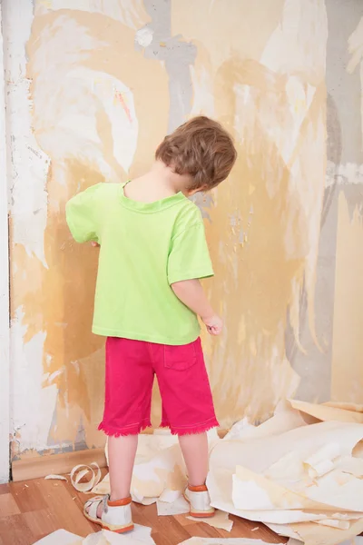Menina remover papéis de parede antigos — Fotografia de Stock