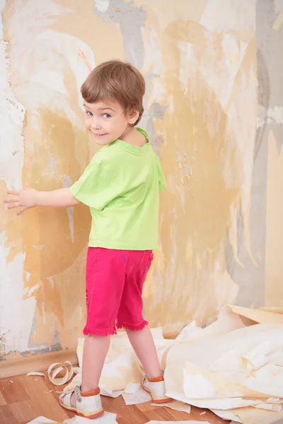 Menina remover papéis de parede antigos da parede — Fotografia de Stock