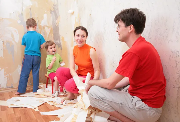Family makes interruption in removal of old of wallpapers — Stock Photo, Image
