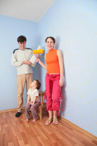 Parents with daughter in room after repair — Stock Photo, Image