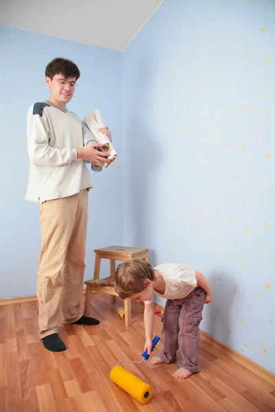 Pappa med dotter i rummet efter reparation — Stockfoto
