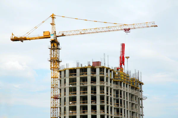 Crane builds house — Stock Photo, Image