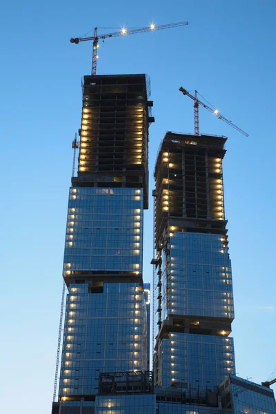 Rascacielos en construcción al atardecer — Foto de Stock