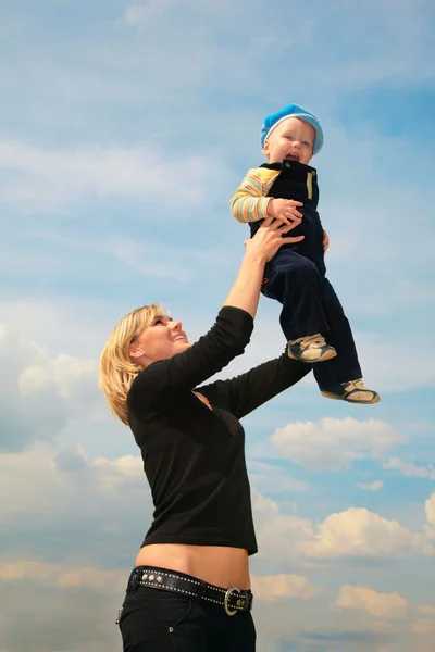 Mother lifts child — Stock Photo, Image