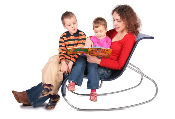 Мать читает книгу с детьми сидеть на стуле — стоковое фото