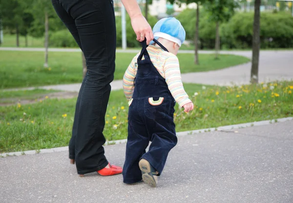 Mamma hjälper barn att gå — Stockfoto