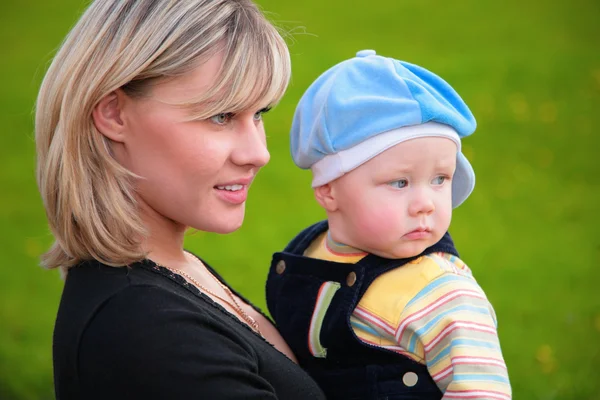 Close-up retrato mãe com filho a mãos — Fotografia de Stock