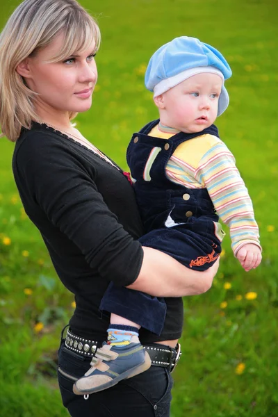 Matka s dítětem na ruce — Stock fotografie