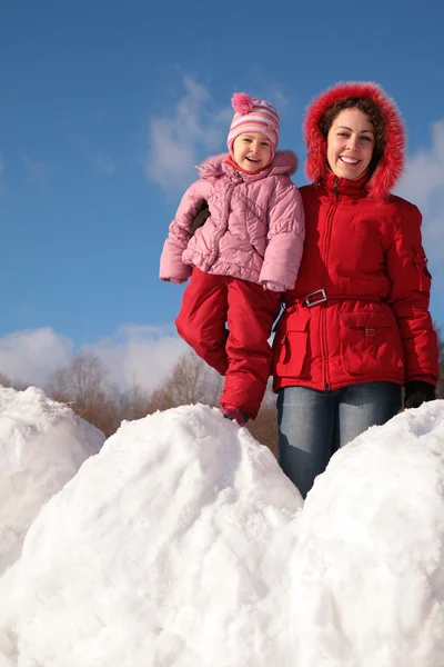 Mother and child on snowdrift — Stock Photo, Image