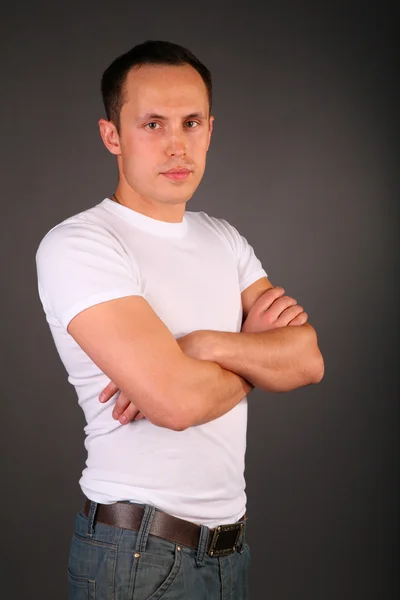 Porträtt av ung man i vit t-shirt — Stockfoto