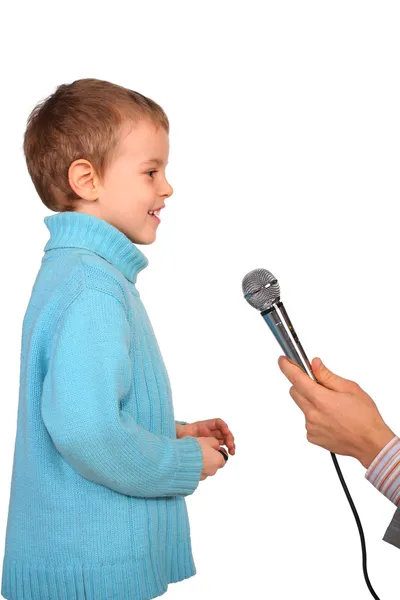 Хлопчик говорить на мікрофон — стокове фото
