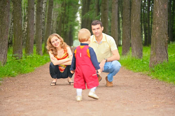 Child goes on track to parents — Stock Photo, Image