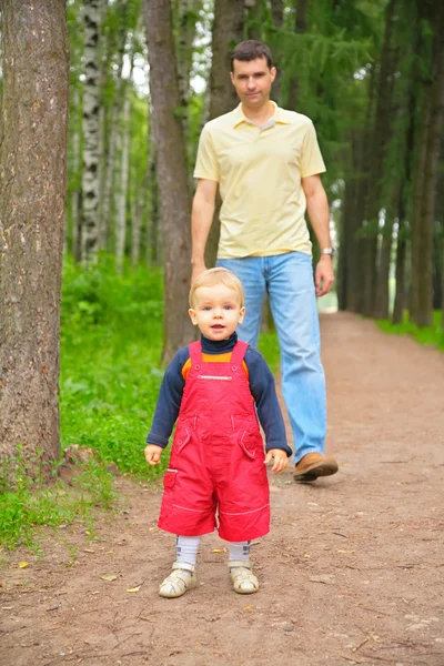 Отец и сын в парке — стоковое фото