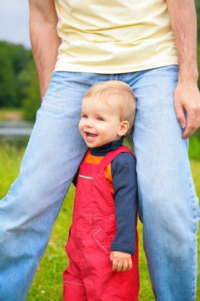 Criança em pernas de pai — Fotografia de Stock