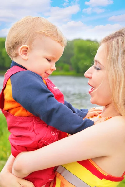 Matka drží dítě na rukou — Stock fotografie