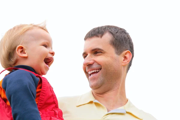 Отец держит ребенка на руках и смеется — стоковое фото
