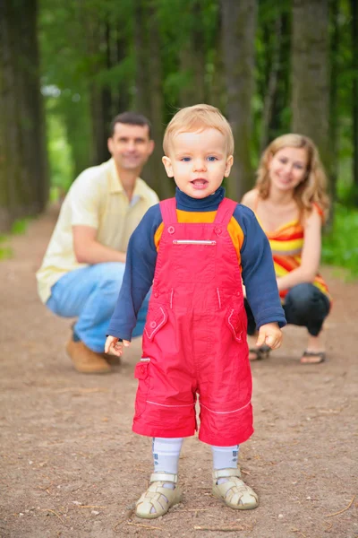Ребенок с родителями в парке — стоковое фото