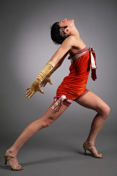 Tanzende Frau posiert — Stockfoto