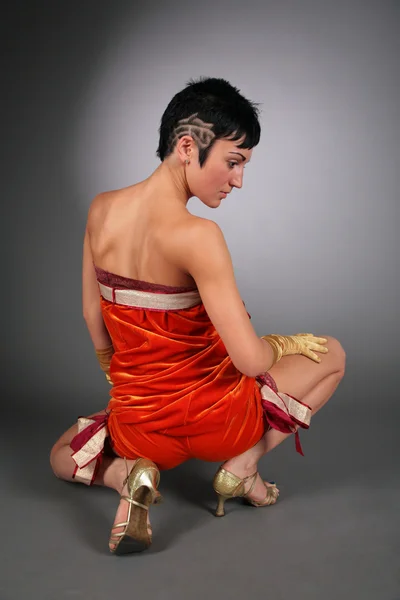 Танцююча жінка в червоному ззаду — стокове фото