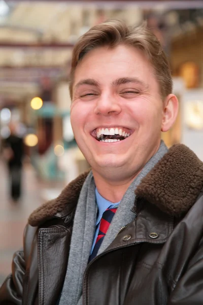Laughing man in lederen jas — Stockfoto
