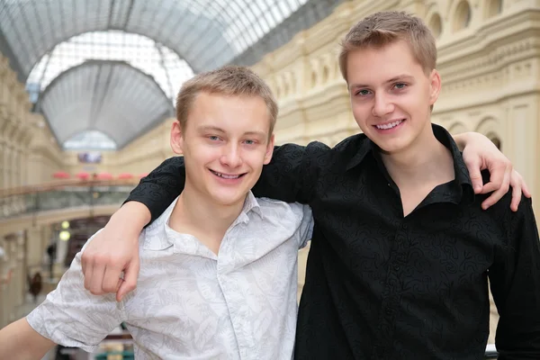 Dois homens jovens em casa — Fotografia de Stock