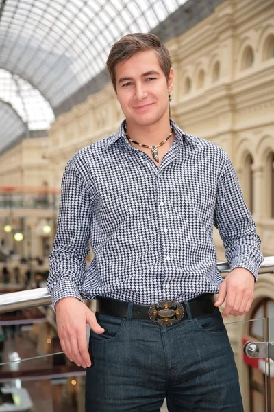 Jonge man in geruit hemd — Stockfoto