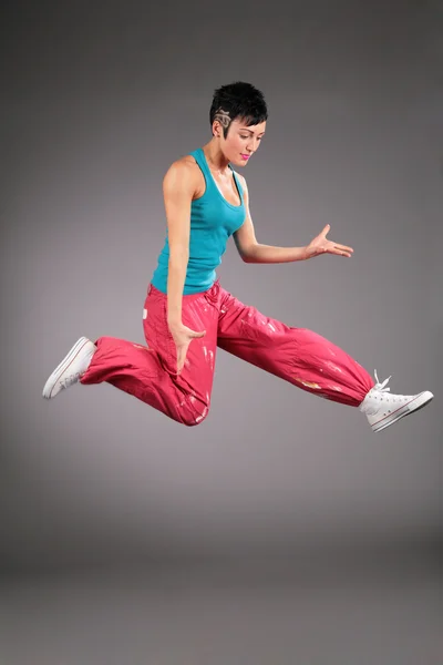 Tančící žena v sportovní ve skoku — Stock fotografie