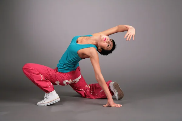 Tančící žena v představuje sportovní oblečení — Stock fotografie