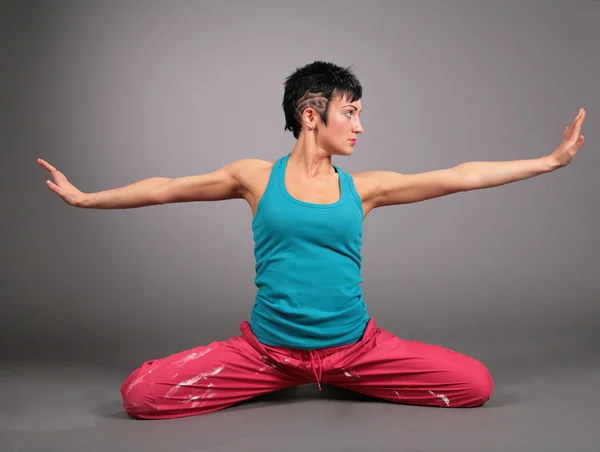 Женщина-йога в спортивной одежде — стоковое фото