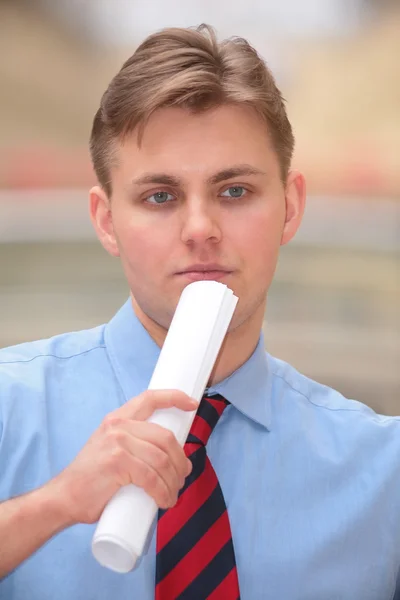 Jonge zakenman met gevouwen papieren — Stockfoto