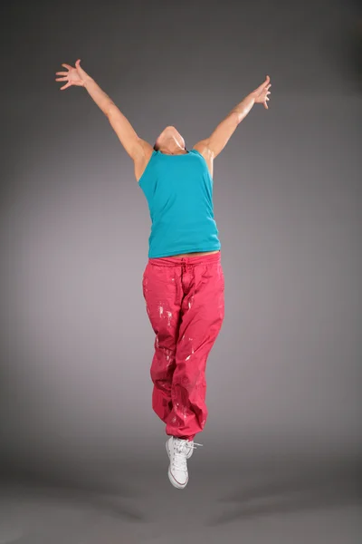 Танцующая женщина в спортивной одежде прыгает — стоковое фото