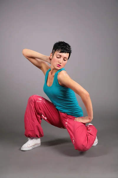 Tančící žena v sportovní oblečení — Stock fotografie