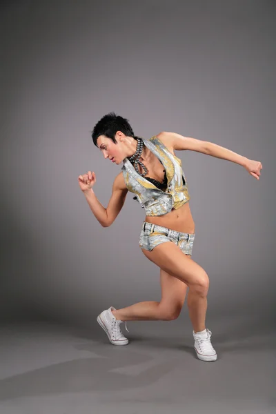 Tanzende Brünette in kurzen Hosen — Stockfoto