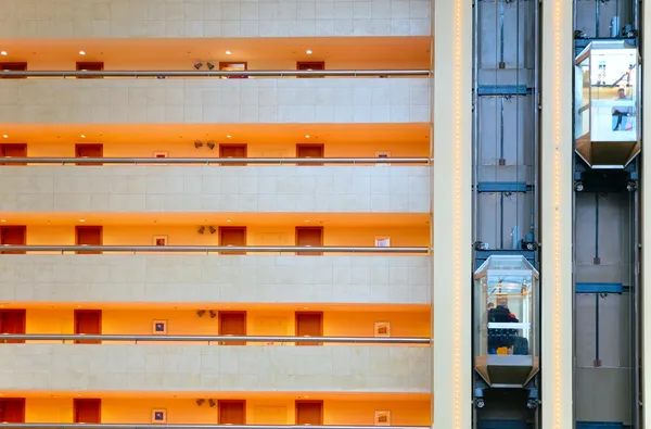Ascenseurs et balcons dans le centre commercial — Photo