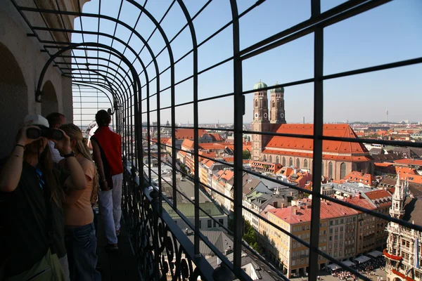 Tourists on a balcony look at Munich — Stock Photo, Image