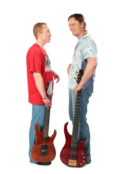 Dva mladí muži stojí s kytarami — Stock fotografie