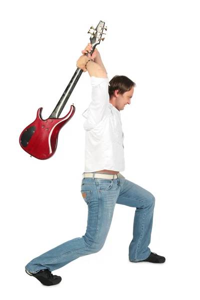Человек поднимает гитару — стоковое фото