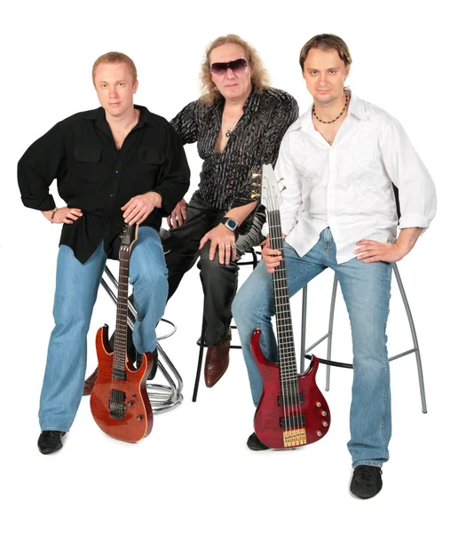 Trois hommes assis avec deux guitares — Photo