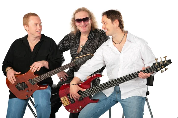 Tři muži sedící s dvěma kytarami — Stock fotografie
