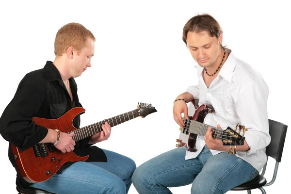 Dois homens sentados tocam em guitarras — Fotografia de Stock