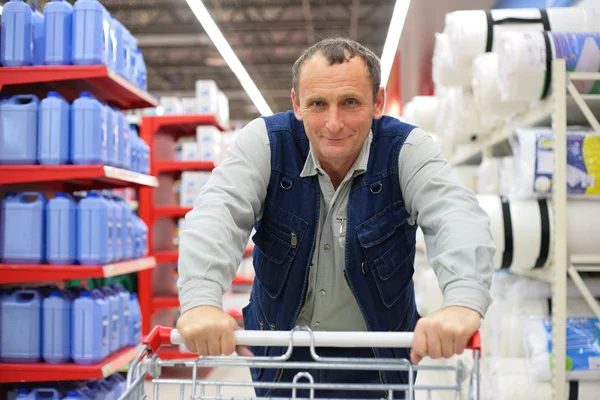 Homme au supermarché avec panier — Photo