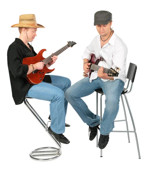 Δύο άνδρες συνεδρίαση σε καπέλα που παίζουν στις κιθάρες — Φωτογραφία Αρχείου