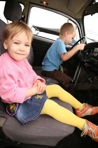 Девочка и мальчик в машине — стоковое фото