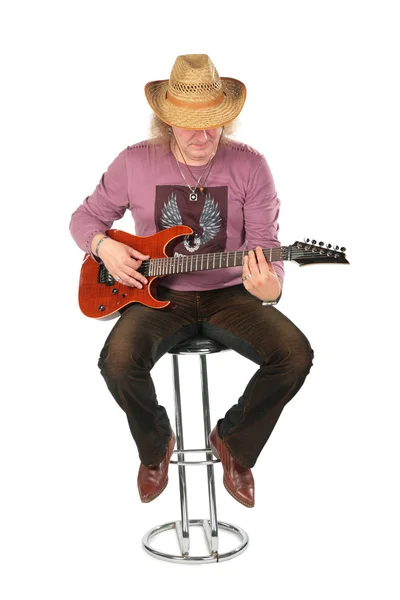 Зрелый человек с гитарой — стоковое фото