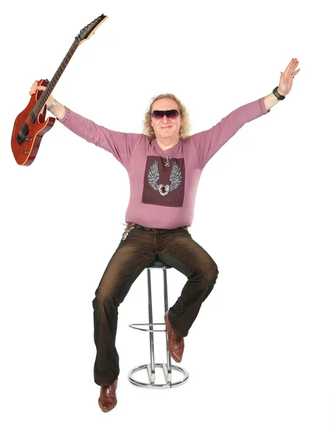 Человек с гитарой поднимает руку — стоковое фото